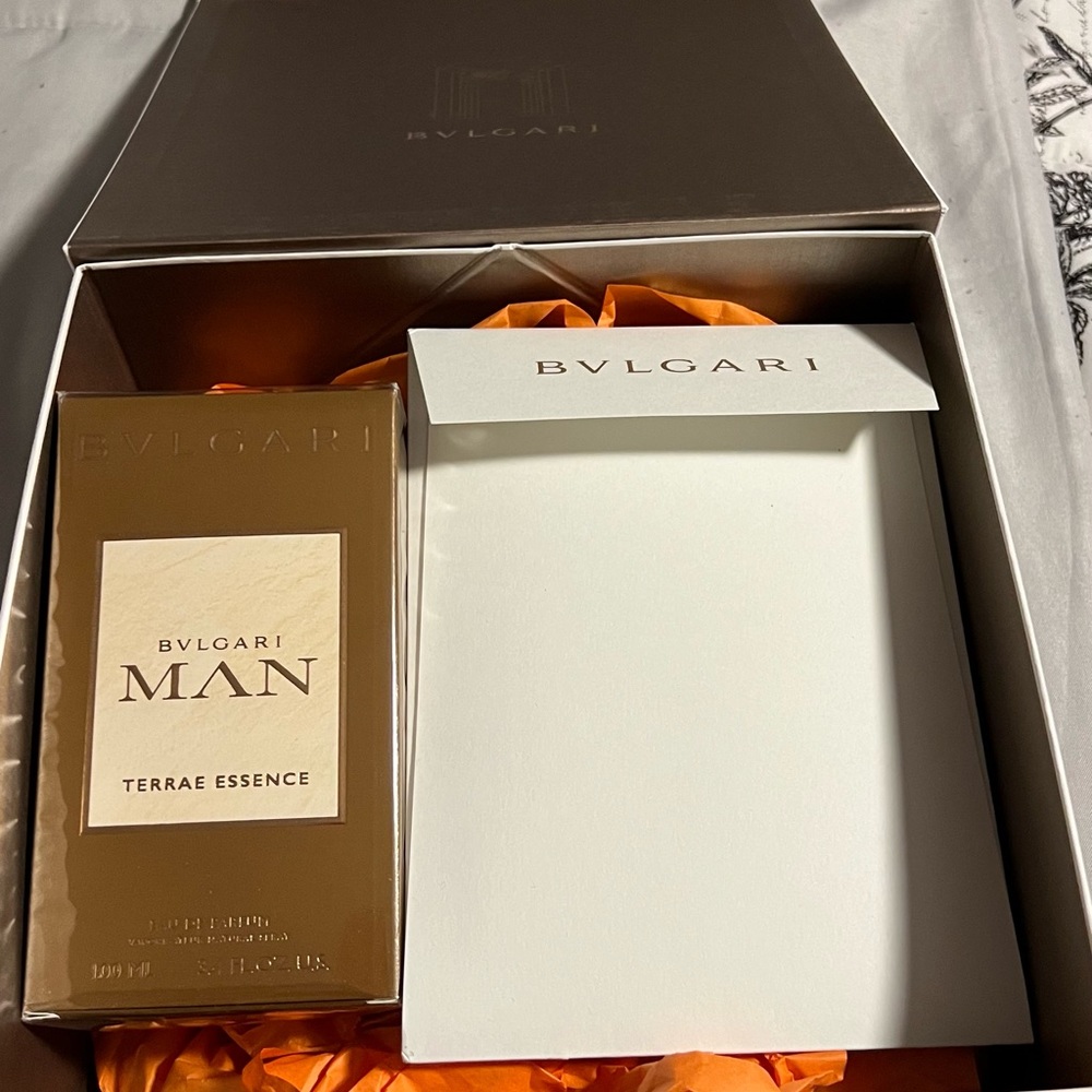 Citron essence, Vetiver essence duo, Orris concrete, Terrae accord.